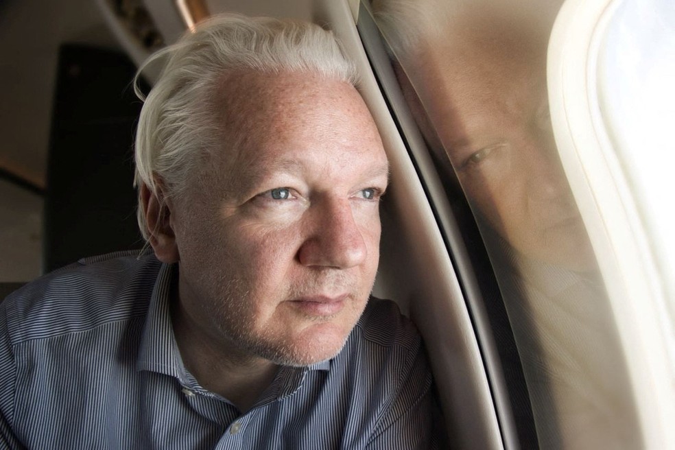 Brasileira que atuou no WikiLeaks relata como era relação com Assange