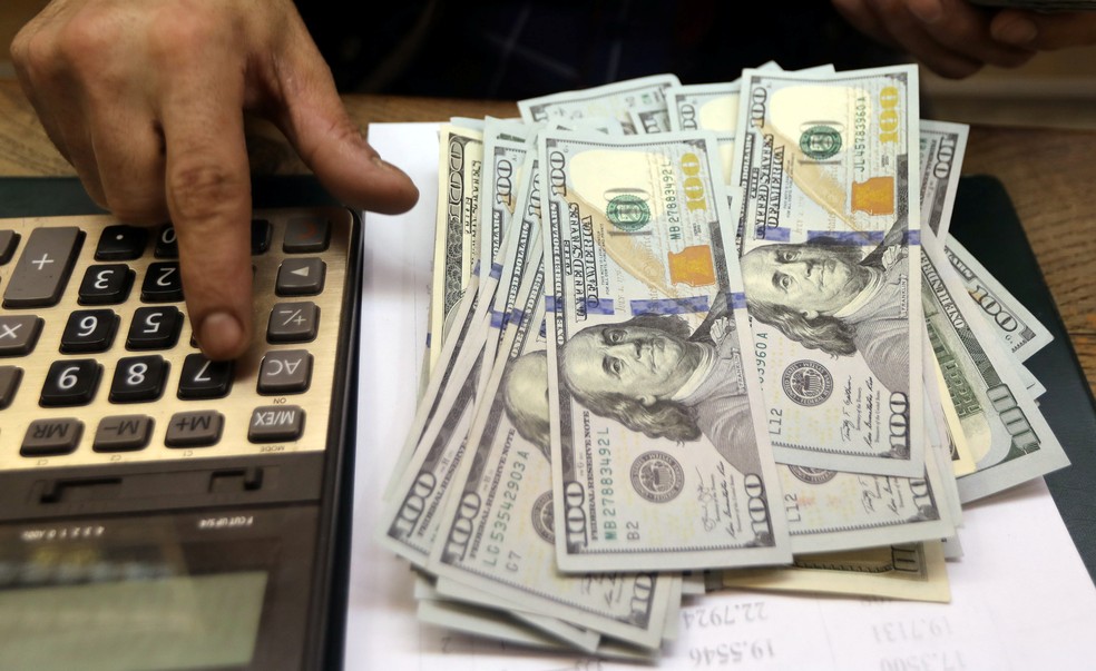 Dólar dá trégua e cai mais de 2% após semanas em alta